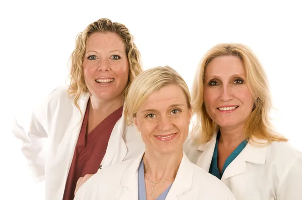 Три лікарі або медсестри в медичних лабораторних халатах — стокове фото