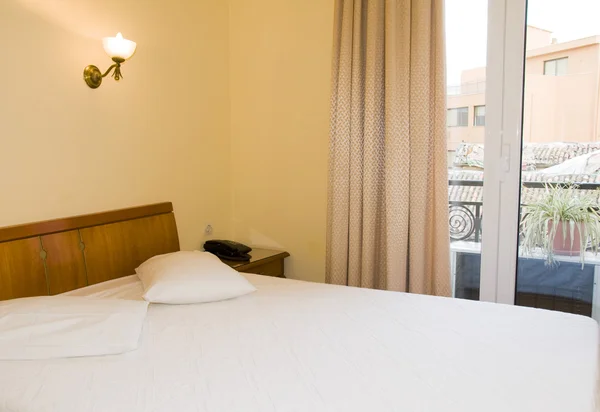 Typische drie-sterren hotel kamer Athene Griekenland — Stockfoto