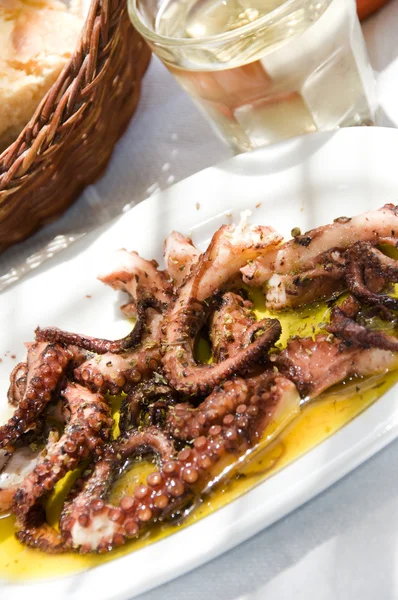 Pulpo a la parrilla marinado taverna comida especialidad islas griegas —  Fotos de Stock