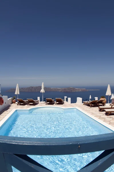 Swimming pool over sea santorini — Stock Photo, Image