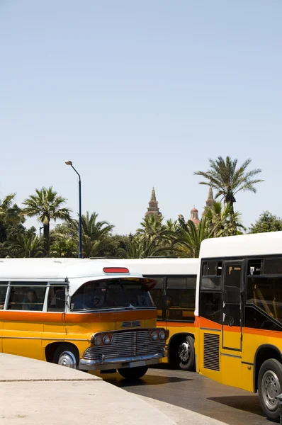 Valletta malta terminal de ônibus com edifícios históricos — Fotografia de Stock