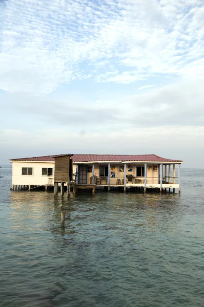 Restaurante edifício sobre palafitas no mar Caribe Nicarágua — Fotografia de Stock