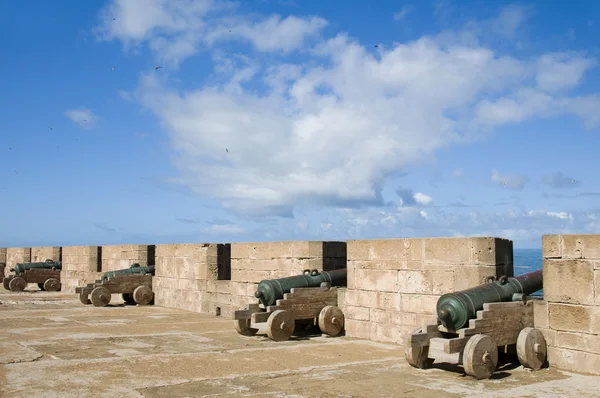Португальские каноны укрепляют защитную стену essaouira morocco — стоковое фото