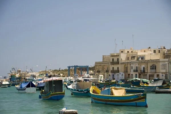 Luzzu boten in marsaxlokk malta vissersdorp — Stockfoto