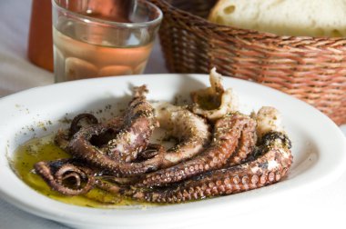 restoranımın şarap Yunan Adası taverna ile marine edilmiş ahtapot
