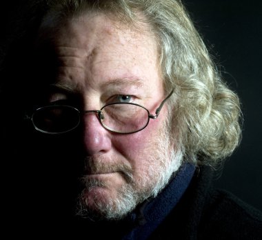 Orta yaş üst düzey adam uzun saçlı