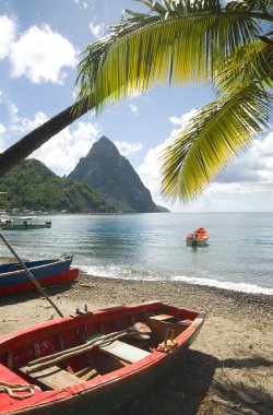 soufriere st. lucia ikiz piton dağ zirveleri ile balıkçı teknesi