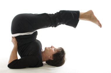 Orta yaş kadın kıdemli geri esneme yoga konumu
