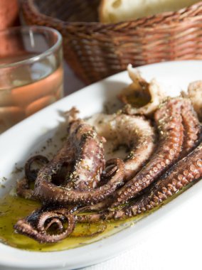restoranımın şarap Yunan Adası taverna ile marine edilmiş ahtapot