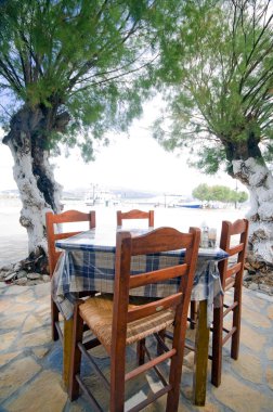 tipik Yunan taverna sandalye masa sahil ANTIPAROS Adası