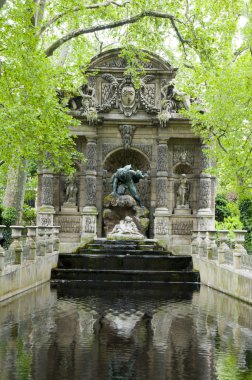 medicic çeşme Lüksemburg Bahçeleri paris Fransa