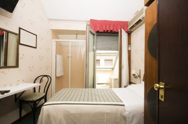 iç küçük otel odası Milano İtalya