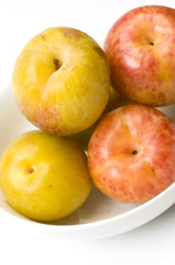 Sarı ve kırmızı pluot meyveler
