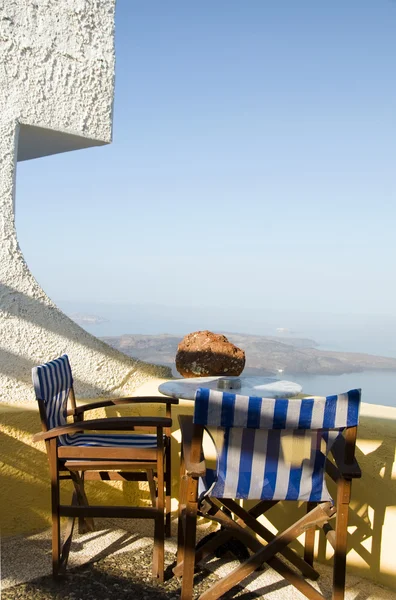 Café ayarı santorini Yunanistan Volkanik ada görünümü — Stok fotoğraf