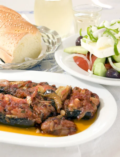 Chrupiący chleb grecki nadziewane sałatka z bakłażana i greckie wino — Zdjęcie stockowe
