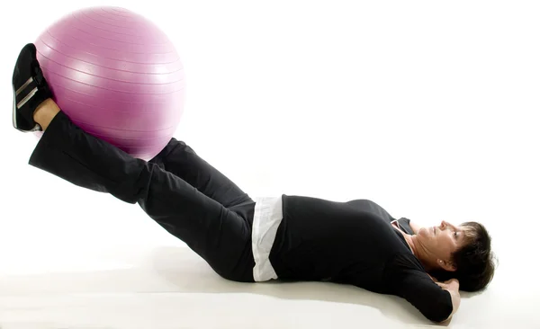 Exercício de mulher sênior de meia idade com bola de treinamento núcleo — Fotografia de Stock