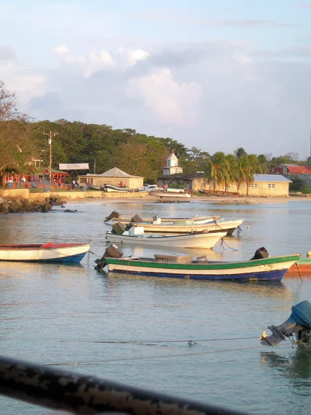 Bateaux de pêche brick baie maïs île de nicaragua — Photo