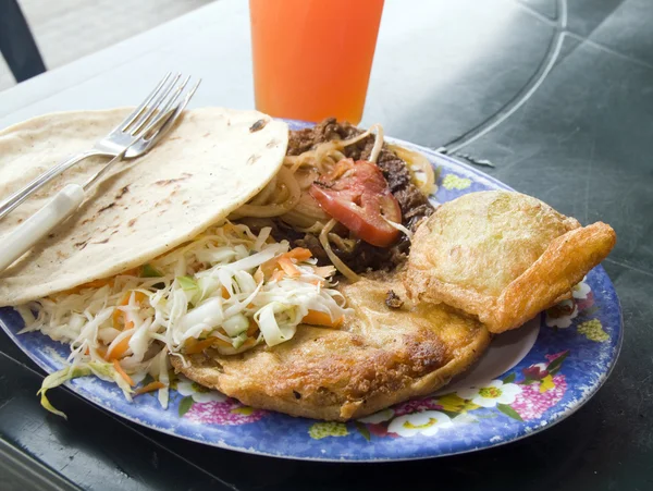 Смешанная тарелка уличной еды Леон Никарагуа — стоковое фото