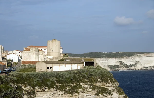 Старый город Bonifacio с видом на известняковые скалы Корсика — стоковое фото