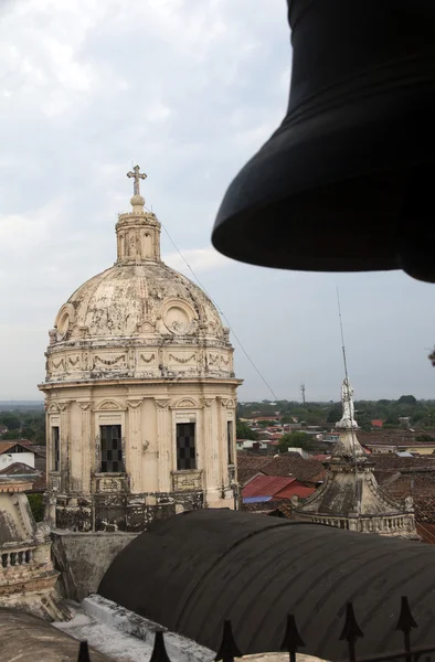 Torri della chiesa di la merced granada nicaragua vista del tetto della città — Foto Stock