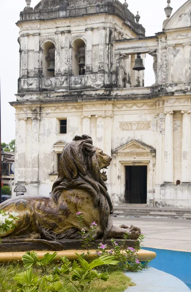 Lion statue fountain in front of basilica cathedral of asuncion — Stock Photo, Image