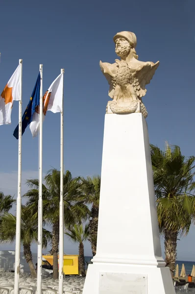 Standbeeld kimon de Atheense seaside promenade larnaca, cyprus — Stockfoto