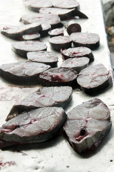 Taze kral balık fileto biftek kesme tahtası üzerinde — Stok fotoğraf