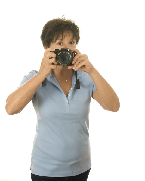 Mujer mayor de mediana edad con cámara tomando fotos — Foto de Stock