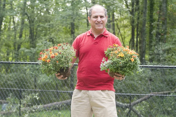 Proprietario di abitazione maschio giardinaggio fiori all'aperto — Foto Stock
