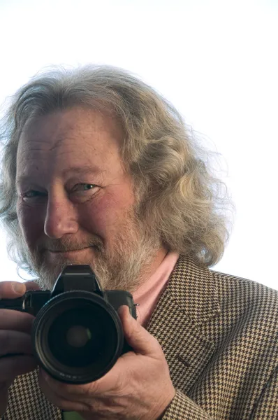 Fotografo professionista uomo anziano punto capelli lunghi — Foto Stock