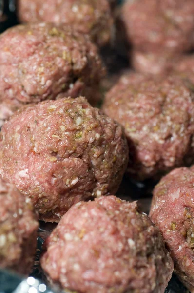 Surowy meatball w folii owinięte danie gotowanie — Zdjęcie stockowe