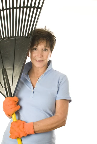 Hembra mediana edad senior hembra mujer jardinero hoja rastrillo —  Fotos de Stock