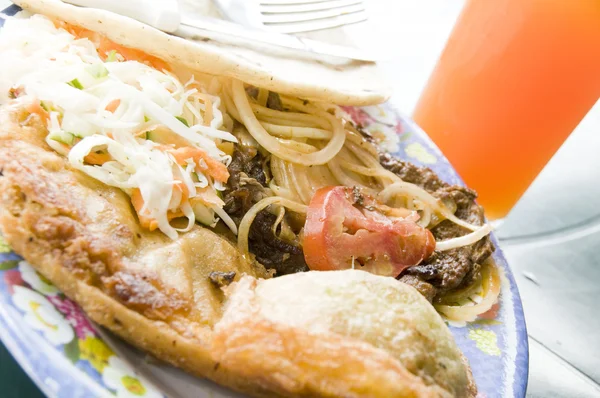Plato de comida callejera con jugo de mango fresco león nicaragua — Foto de Stock