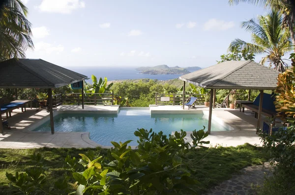 Caribbean ilha villa piscina com linda vista da ilha de grenadine — Fotografia de Stock