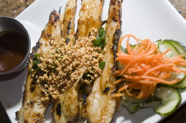 Apéritif alimentaire vietnamien ga nuong sate poulet grillé — Photo