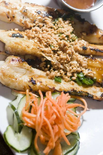 Apéritif alimentaire vietnamien ga nuong sate poulet grillé — Photo