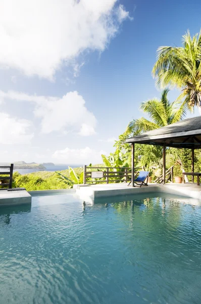 Isla caribeña villa piscina con hermosa vista de la isla de granadina —  Fotos de Stock