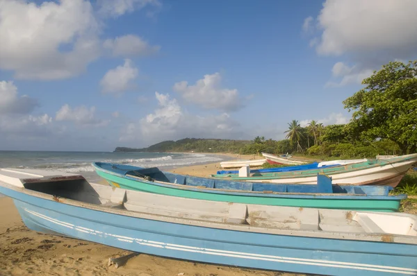 Barcos de pesca nativos praia desolada saco longo ilha de milho nicarágua américa central — Fotografia de Stock