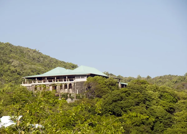 Maison de style autochtone caribéen manoir avec vue spectaculaire — Photo