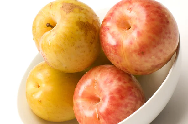 Amarelo doce verde e frutas pluot vermelho — Fotografia de Stock