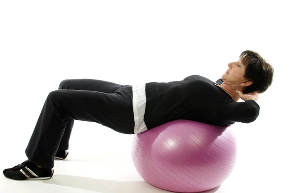 Vrouw met behulp van kern opleiding fitness bal voor abdominal crunch sit-ups — Stockfoto