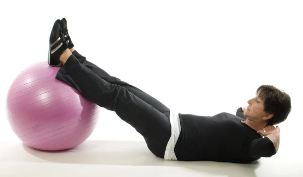 Mulher sênior exercício de fitness sentar-se com bola de treinamento núcleo — Fotografia de Stock