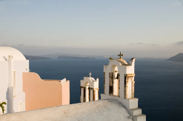 Isla griega campanario gemelo iglesia sobre la caldera oia santorini — Foto de Stock