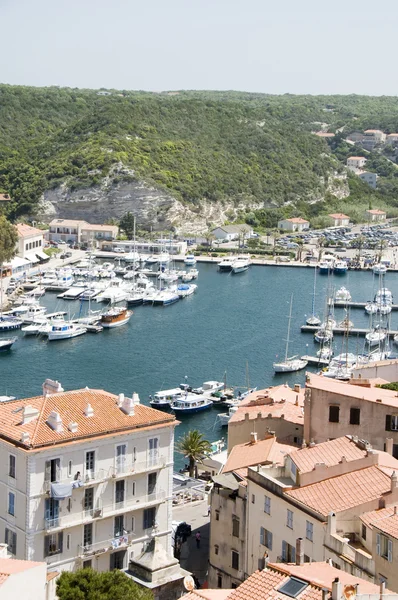 Гавань пристань для яхт в нижнем городе Bonifacio Corsica — стоковое фото