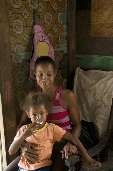 尼加拉瓜的母亲孩子的女儿内部隔板的房子玉米是 — 图库照片