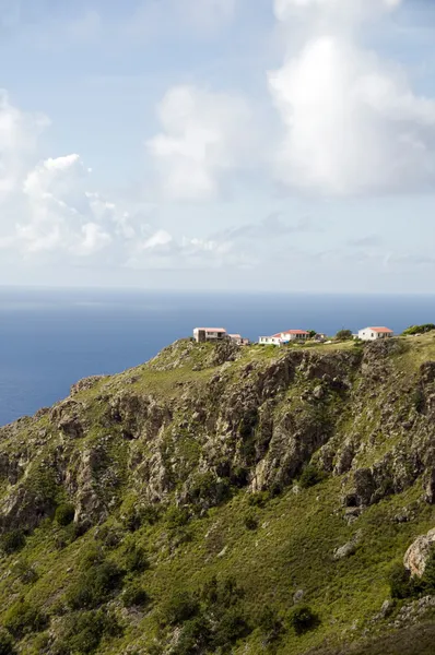 Maisons sur falaise Saba Antilles néerlandaises — Photo