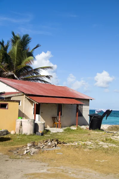 Tipikus bérházban a strandtól San Luis San Andres-szigeten — Stock Fotó