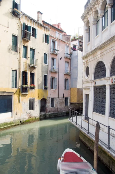 Kanalszene mit Boot Venedig Italien — Stockfoto