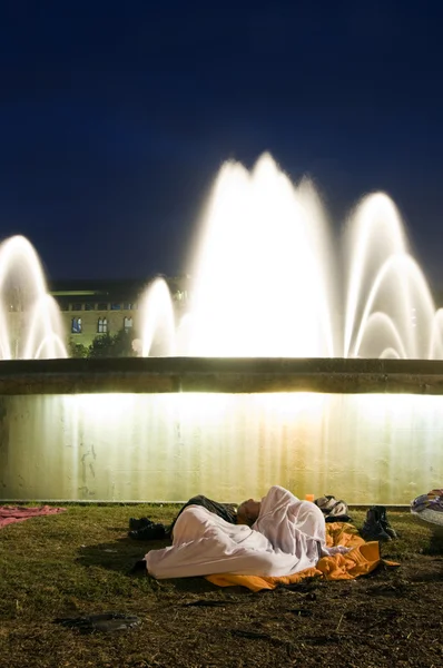 Couple sleeping by fountain at The Assembly protest — Stock Photo, Image