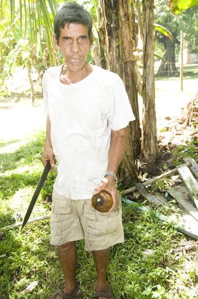 Omul de tăiere nucă de cocos proaspăt Nicaragua Corn Island America Centrală — Fotografie, imagine de stoc